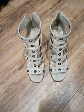 8.5 Simply Vera Grommet Strappy High Heel Sandals in Light Beige